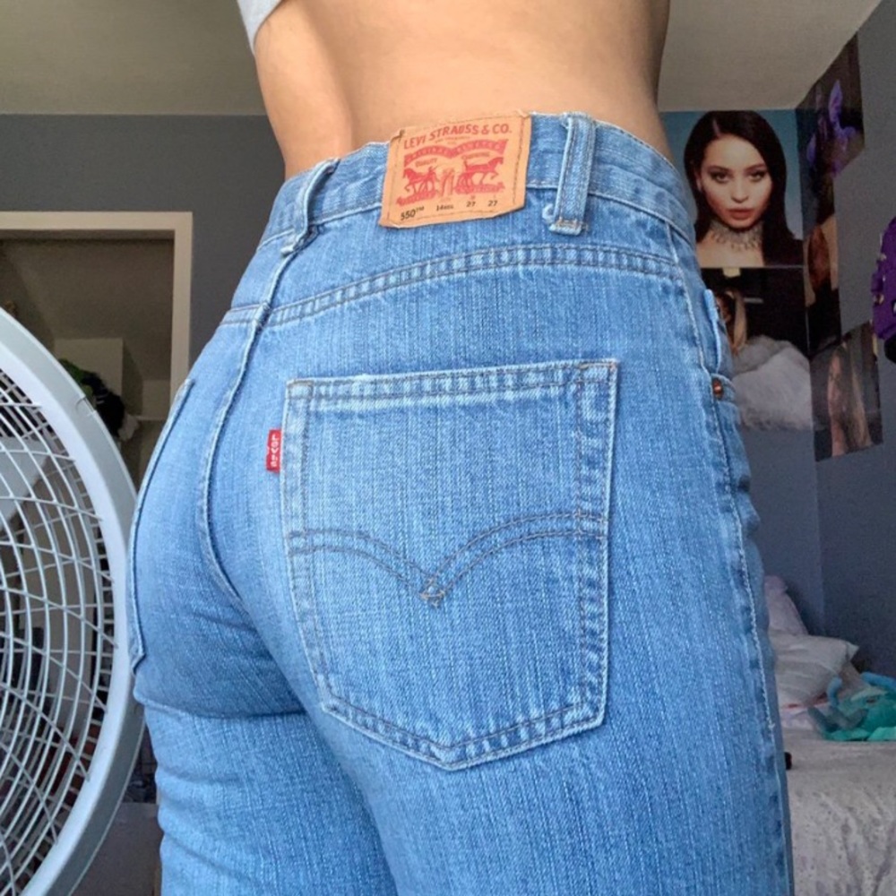 Levi’s 550 Relaxed Fit Waist: 26